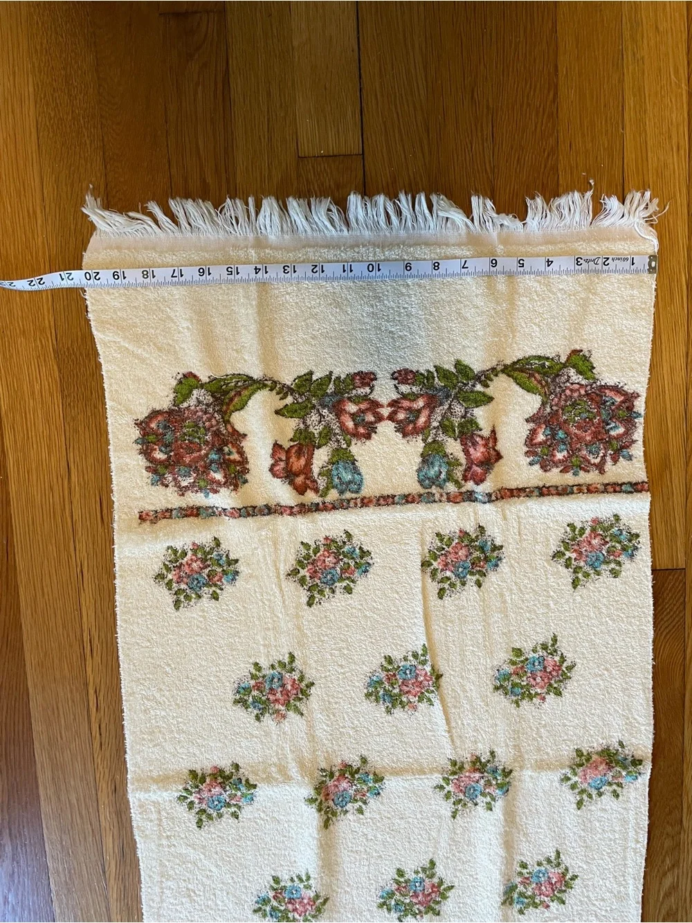 Vintage 1970s Floral Bath Towel Fringed Rose Bouquet Grandmillennial 42x20